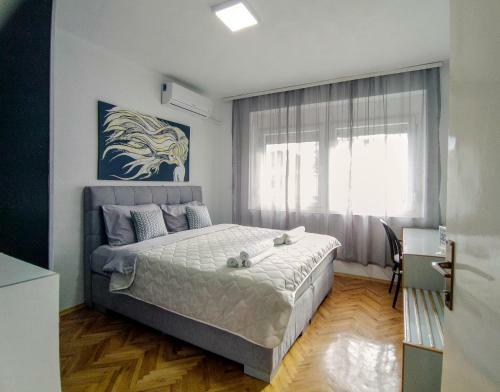 Hostal The House Apartments & Guest Rooms