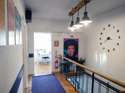 Hostal The House Apartments & Guest Rooms