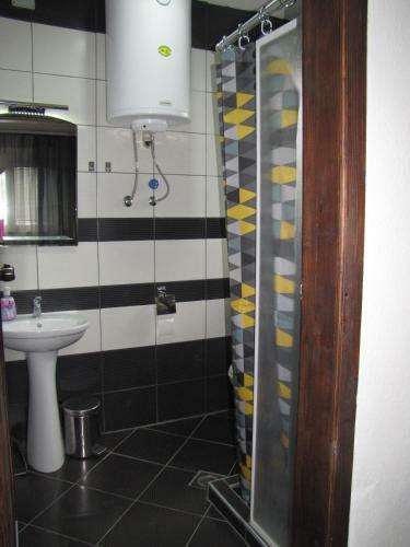 Hostal The House Apartments & Guest Rooms