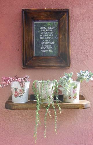 Hostal The House Apartments & Guest Rooms