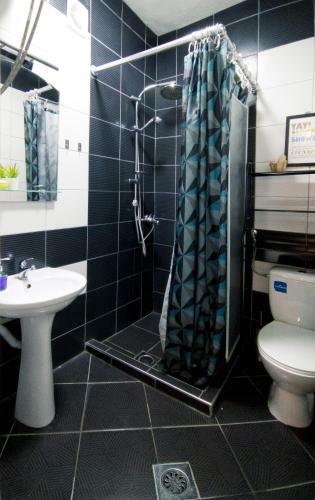 Hostal The House Apartments & Guest Rooms