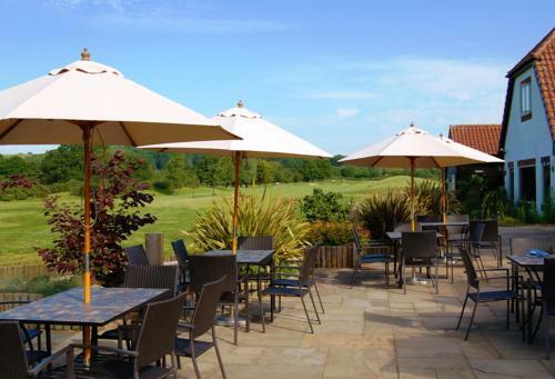 Hotel Blacknest Golf And Country Club
