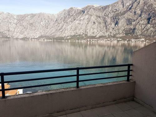 Two Bedroom Apartment With Pool At Pr?anj - Kotor