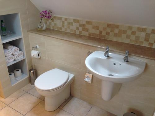 Bed & Breakfast Redhall Cottage Restaurant With Rooms