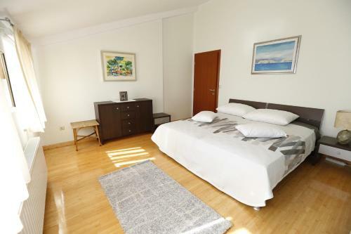 Apartment Bojan With Terrace And Sea View