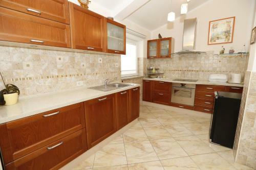 Apartment Bojan With Terrace And Sea View
