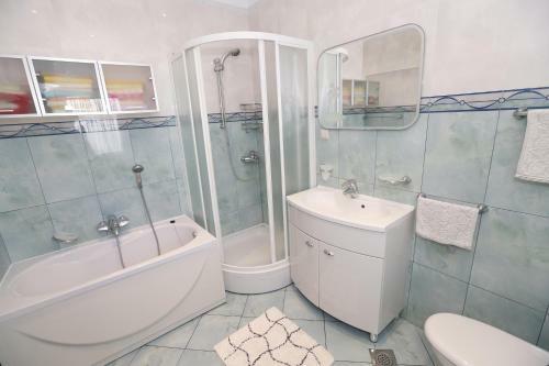 Apartment Bojan With Terrace And Sea View