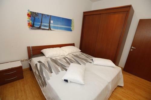Apartment Bojan With Terrace And Sea View