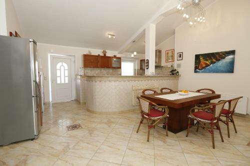 Apartment Bojan With Terrace And Sea View
