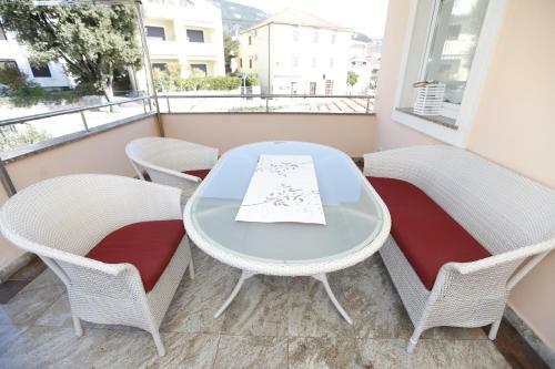 Apartment Bojan With Terrace And Sea View
