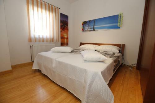 Apartment Bojan With Terrace And Sea View