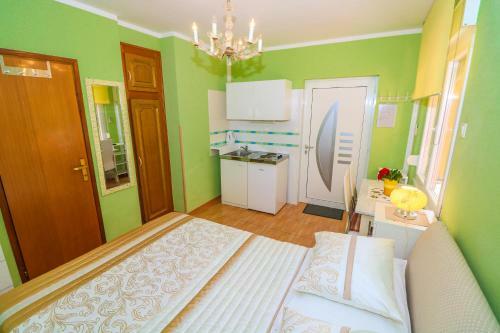 Apartments Lorena With Beautiful Garden