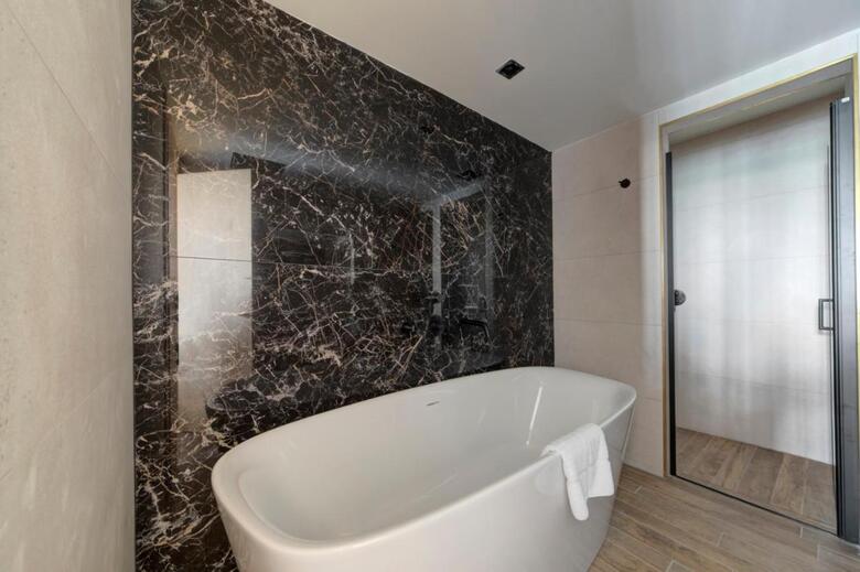 Land's End, Boutique Hotel