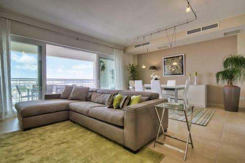 Luxury Apartment With Pool And Terrace, Top Location