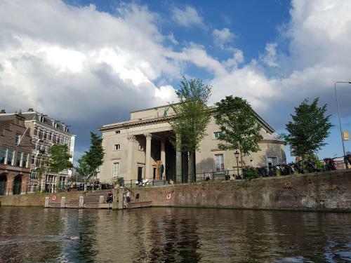 Central & Quiet Canal Apartment