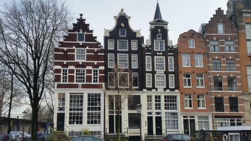 Central & Quiet Canal Apartment