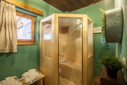 Rock Dandy Deluxe Chalet