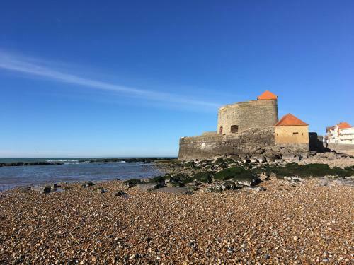 Villa Face A La Mer , L Artiste