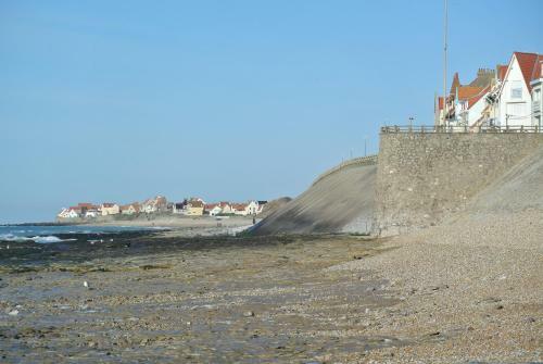 Villa Face A La Mer , L Artiste