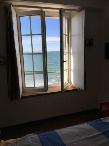 Villa Face A La Mer , L Artiste