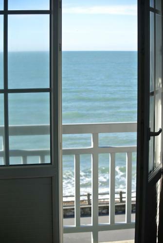 Villa Face A La Mer , L Artiste