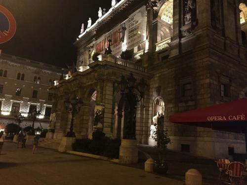 Apartment Near Opera In Dowtown Budapest