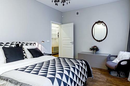 Majestic Old Town Apartment