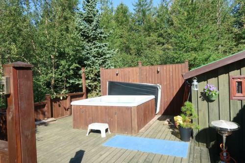 Cottage With Hot Tub In Beautiful Surroundings