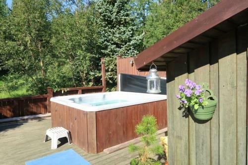 Cottage With Hot Tub In Beautiful Surroundings