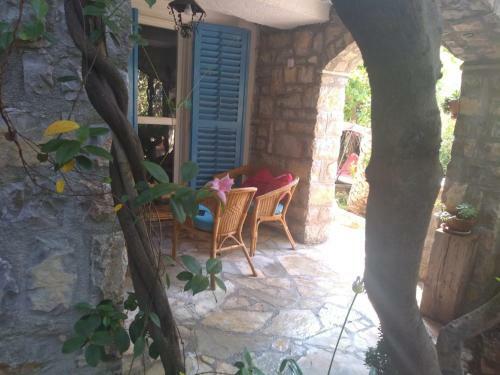 Sea-side Old Stone Villa With A Private Garden