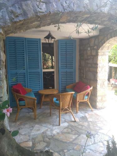 Sea-side Old Stone Villa With A Private Garden