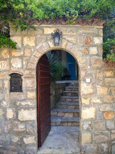 Sea-side Old Stone Villa With A Private Garden