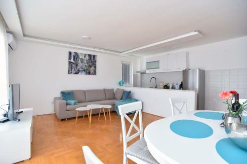 Amazing View 2 Bedroom Apartment With Terrace