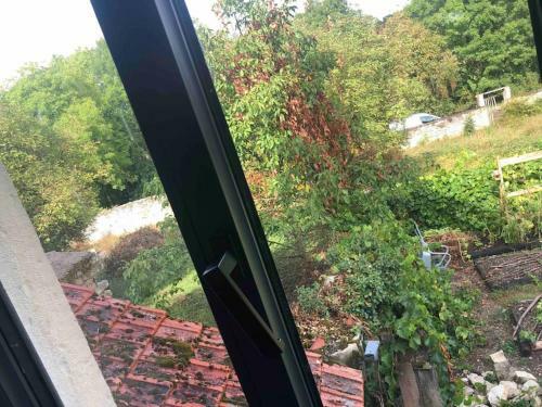 Maison Au Bord De L?eau D?un C�ramiste
