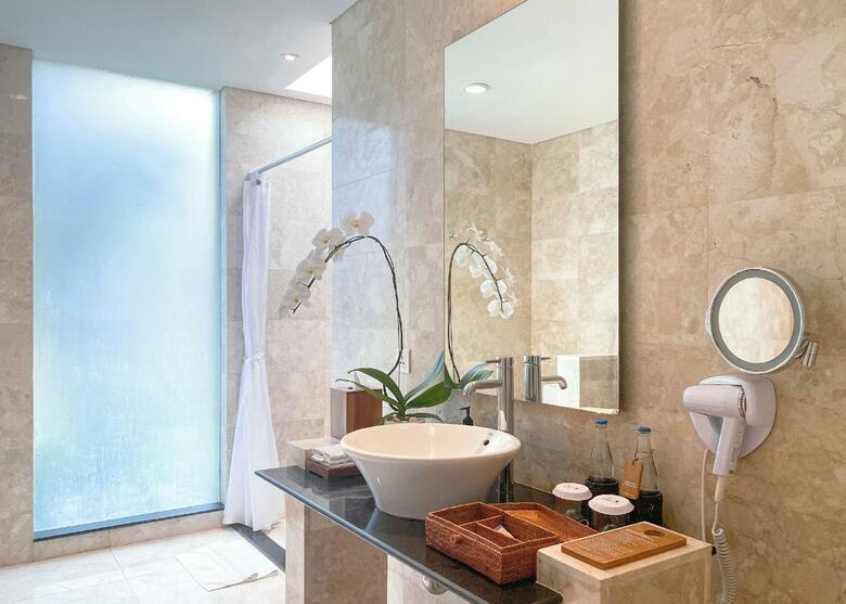 Legian Beach Hotel
