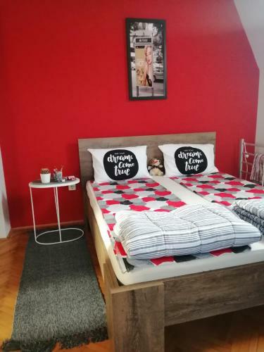 Apartman Red Wall