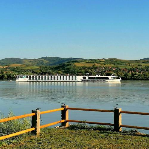 Captain's House On The Danube River With Pool
