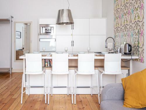 Design Meets Comfort - Prestigious City Center Apartment