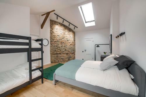 Apartamento Big Design Apt - Sleeps 12 - Best Location