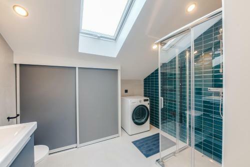 Apartamento Big Design Apt - Sleeps 12 - Best Location