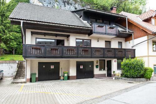 Castle Way Apartments Tamy
