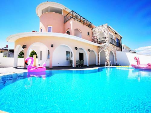 Stunning Villa With Private Pool In Antalya