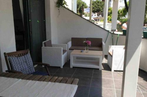 100 M To Beach, Entire Cozy Apartment With Patio