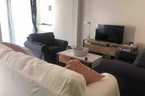100 M To Beach, Entire Cozy Apartment With Patio