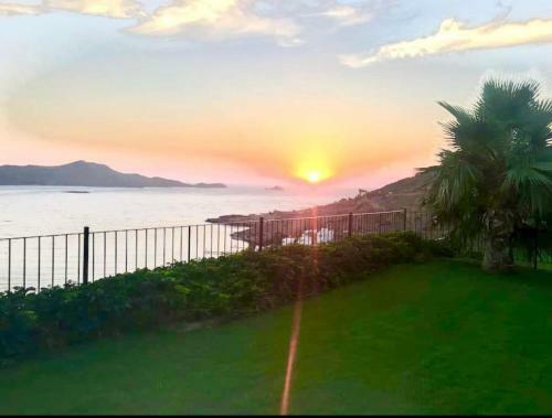 Apartamento Breathtaking Sea View With A Peaceful Garden