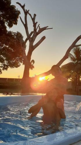 Chal� De Madeira Por Do Sol