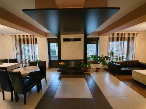 Hostal Pensiunea Public House