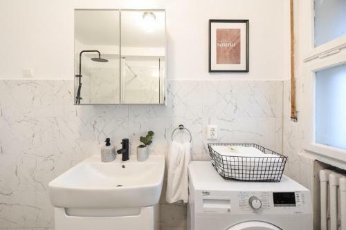 Marble & Pastels - Homey Central Apartment