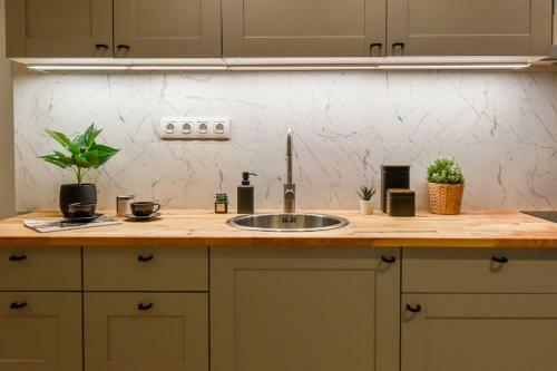 Marble & Pastels - Homey Central Apartment