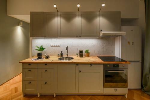 Marble & Pastels - Homey Central Apartment